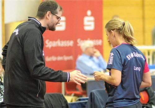 Kolbermoors Trainer Michael Fuchs – hier mit Kristin Lang – hofft, dass er seinen Damen die richtigen Tipps mit auf den Weg gegeben hat.Foto Gerhard Erlich