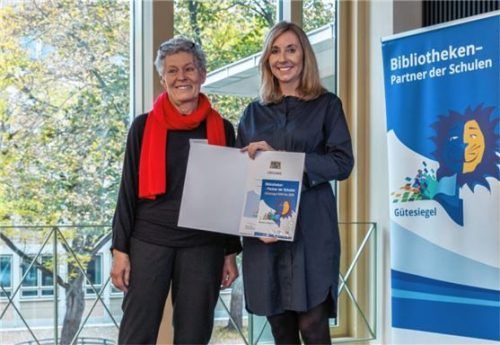 Kultusministerin Anna Stolz (rechts) überreichte die Urkunde an Gaby Schmidt.Foto Johannes Kiefer