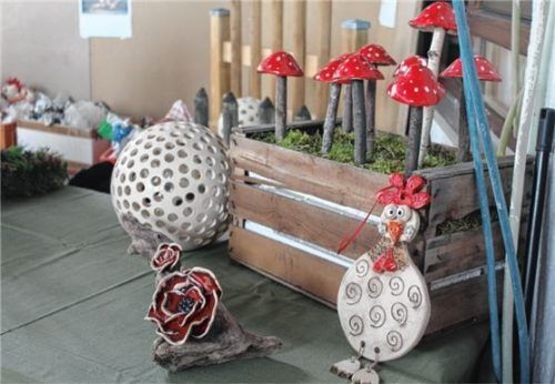 Kunsthandwerker stellen  kreative Dekoartikel aus.