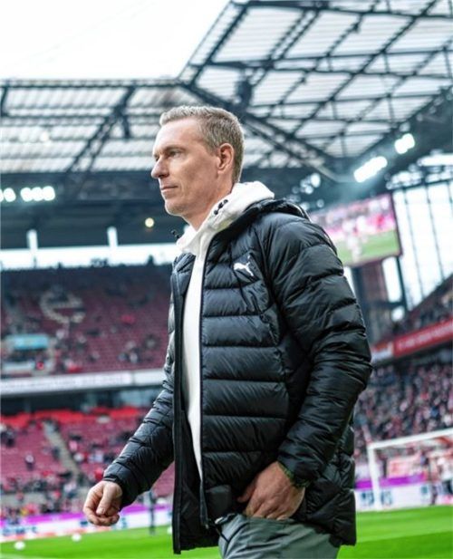 Leo Haas, hier vor dem Spiel in Köln, wird nach vier Spielen bei den Fürther Profis abgelöst und kehrt wieder zum Regionalliga-Team zurück.Foto Marius Becker/DPA