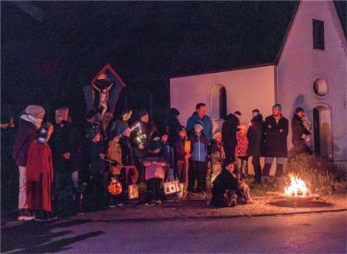 Leuchtende Kinderaugen im Feuerschein vor der Hinterwössner Kapelle. Foto  Flug
