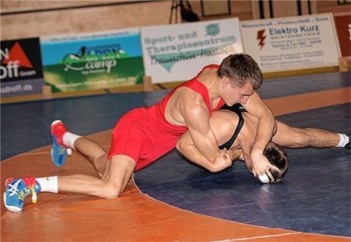 Ließ nichts anbrennen gegen den Penzberger Benedikt Gattinger: Justin Flemmer (rotes Trikot) bei seinem Sieg in der vergangenen Saison.Foto Wittenzellner