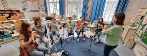 Magdalena Weber als musikalische Leiterin des Projekts bereitete mehrere entsprechende Stücke vor.Foto Machl/KJR