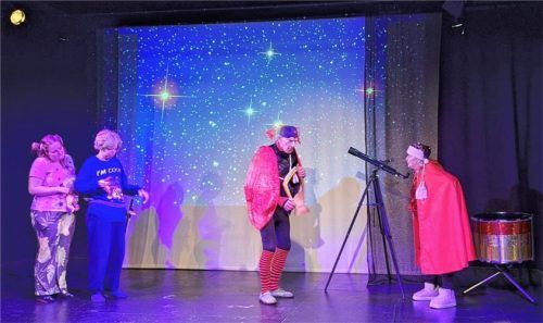 Maikäfer Sumsemann ist noch nicht überzeugt davon, ob er mit den Kindern Anneliese und Peterchen zum Mond fliegen kann. Foto Kulturschupp`n