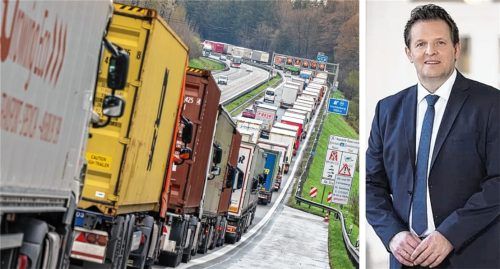 Manchmal staut sich‘s bis zum Irschenberg zurück – doch Tirols Verkehrslandesrat René Zumtobel sieht die Blockabfertigung weiter als eine wichtige Maßnahme zum Tiroler Selbstschutz. Fotos dpa/Land Tirol