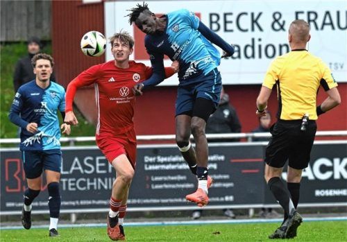 Matteo van de Wiel (links) und die Sechziger hatten zuletzt gegen Garmisch-Partenkirchen das Nachsehen. Nun wartet das nächste Heimspiel.Foto Hans-Jürgen Ziegler