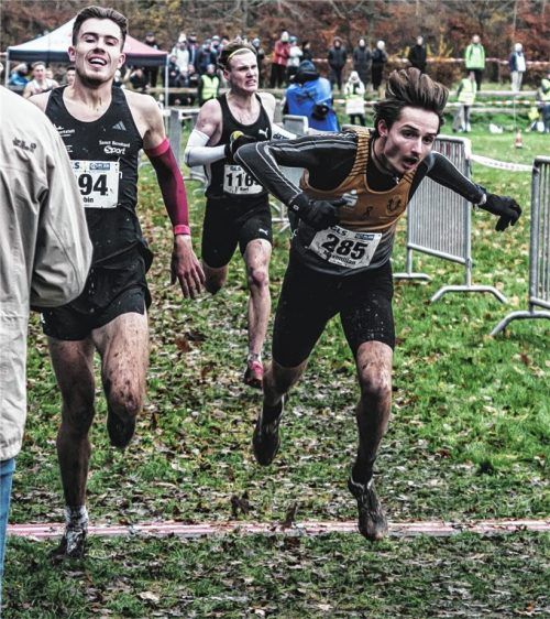 Maximilian Berger aus Tuntenhausen (rechts) bei seinem „goldenen Zielsprung“ bei der Cross-DM gegen Robin Müller vom LC Top Team Thüringen (links) und Kurt Lauer vom LAZ Ludwigsburg (Mitte).Foto Moritz Mühlpointner