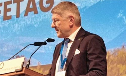 Michael Asam, stellvertretender Bezirkstagspräsident von Oberbayern, zeigte sich überwältigt von der großen Beteiligung und wies auf die Wichtigkeit von Hilfe hin.Foto aUER