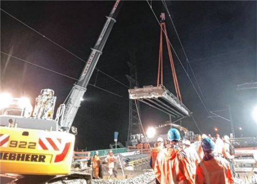Millimeterarbeit war nötig, um die Behelfsbrücken abzubauen und durch die neuen Brückenhälften zu ersetzen. Foto Staatliches Bauamt Rosenheim