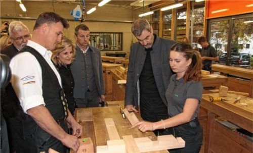 Ministerpräsident Markus Söder ließ sich durch die Räumlichkeiten der Bad Aiblinger Berufsschule führen – und legte auch selbst Hand an. Foto Hadersbeck