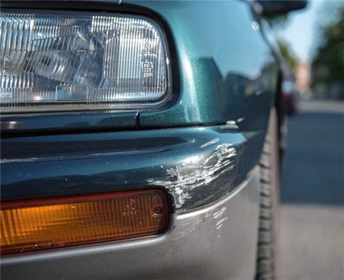 Mit absichtlich herbeigeführten Unfällen haben sogenannte „Autobumser“ 95000 Euro Schaden für Versicherungen angerichtet. Foto dpa (Symbolbild)