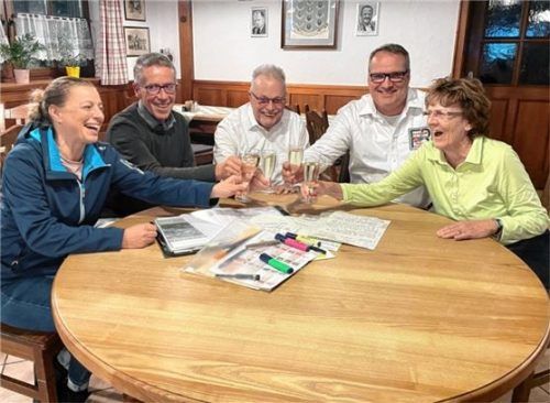 Mit bewährter Führung ins neue Vereinsjahr: Trotz der dunklen Gewitterwolken über dem Verein geht die „alte“ und „neue“ Führungs-Crew des Bruckmühler First-Responder-Fördervereins (von links) mit Melanie Porkert, Revisor Andreas Aigner, Reinhard Geigerseder, Florian Kusterer und Gertraud Geigerseder positiv gestimmt die kommenden Aufgaben an. Foto neuwirth