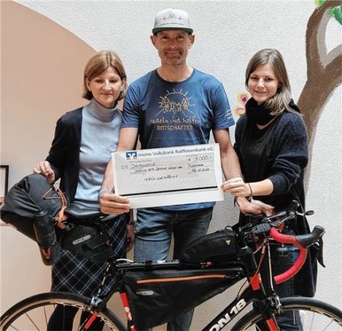 Mit der 3000-Euro-Spende soll laut Hospizmitarbeiterin Christiane Schulz (rechts) die Nachsorge der vom Hospiz entlassenen Kinder gefördert werden. Barbara Haneberg, Leiterin Bunter Kreis Rosenheim, freut sich mit.Foto Wildauer