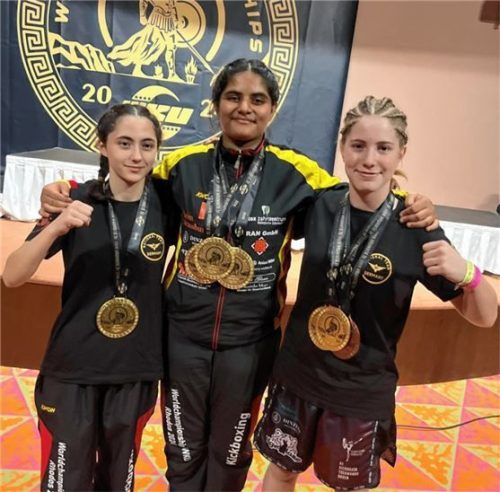 Mit Edelmetall dekoriert: Esila Yesilyurt, Jessica Bajwa und Meryem Gözler (von links).Foto re
