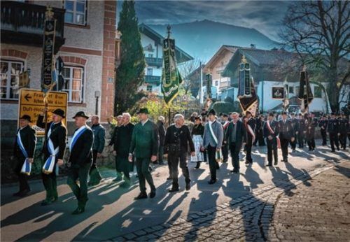 Mit einem feierlichen Kirchenzug begann der gestrige Volkstrauertag in Samerberg.