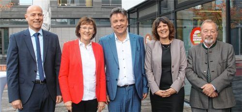 Mit herzlichen Glückwünschen im Gepäck: (von links) Leitender Regierungsschuldirektor Stefan Pauler, Dritte Bürgermeisterin der Stadt Rosenheim, Gabriele Leicht, leitende Regierungsschuldirektorin Caroline Stahl und stellvertretender Landrat Josef Huber gratulieren Studiendirektor Stefan Schellenberger (Mitte) zur Amtseinführung als Schulleiter des Beruflichen Schulzentrums in Rosenheim.Foto Zandl
