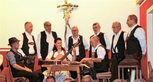 Mit vertrauensvoller Begleitung der „Diam amoi“-Musi präsentierte der Kolbermoorer Mannagsang herbstliches Liedgut.Foto strim