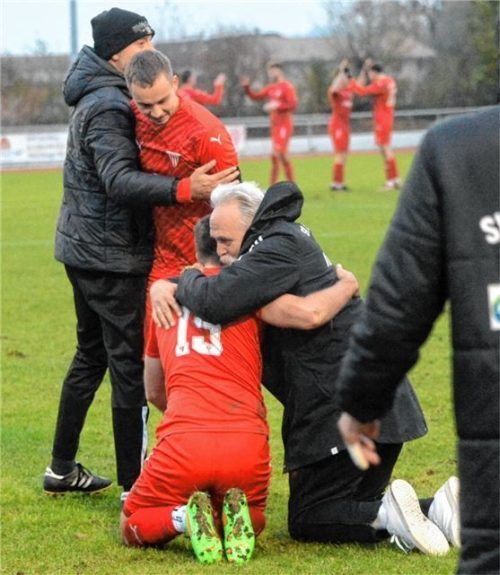 Mit viel Herz dabei: Mike Probst freut sich mit Maxi Gürtler nach dem Heimsieg über Pullach.Foto Franz Ruprecht