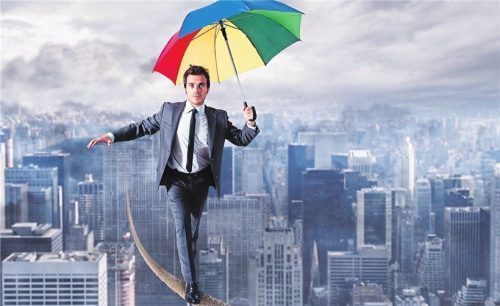 Mutig voran – gerade in düsteren Zeiten: Dann klappt es auch mit der Immobilie. Foto alpha spirit/Panthermedia