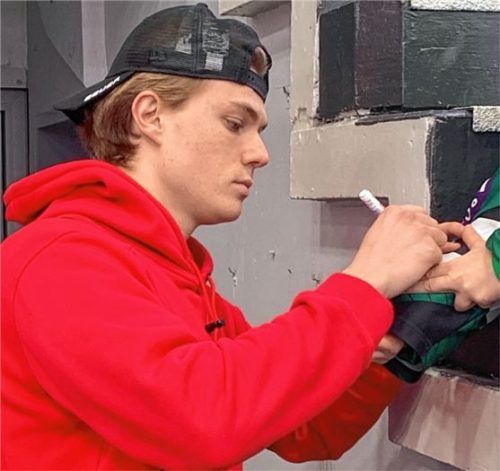 Nach dem Spiel in Selb durfte Alexander Rose die ersten Autogramme schreiben.Foto Thomas Neumeier