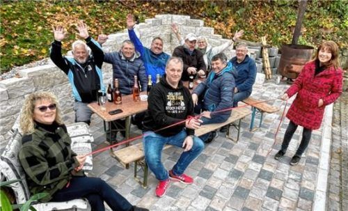 Nach dem traditionellen Durchtrennen des roten Absperrbandes durch Spartenleiter Franz Wasl (sitzend Bildmitte) haben die SVB-Stockschützen den großzügigen Terrassenerweiterungsbau gleich eingeweiht. Foto neuwirth