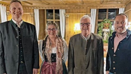 Nach den Neuwahlen: Bürgermeister Simon Frank, die neue Zweite Vorsitzende Fanny Ostermann, Vorsitzender Benno Pertl und der Leiter der Tourist-Info Aschau und Sachrang, Herbert Reiter. Foto re
