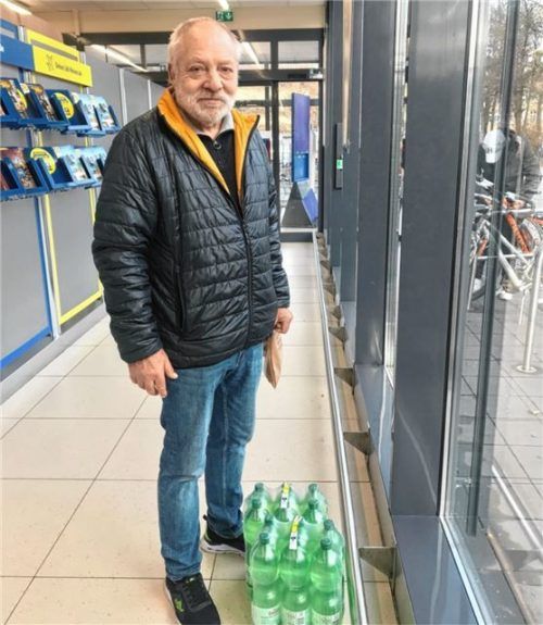 Nach einer Abkochverfügung wird in Teilen des Chiemgaus das Mineralwasser knapp. Klaus-Peter Lessmann aus Prien hat schnell noch nachgekauft. Fotos Dachs