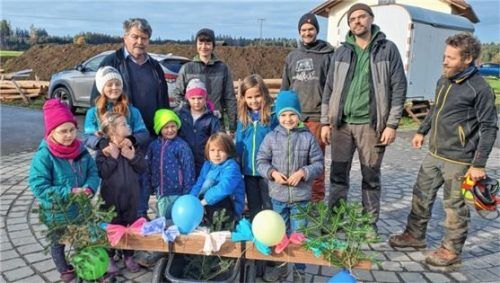 Nach „zähen Verhandlungen“ händigten die Kinder den „Firstbalken“ an Bürgermeister Reithmeier aus. Foto emk