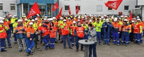 Nächster Warnstreik in der Region: Knapp 200 Mitarbeiter gingen bei Linde in Traunstein auf die Straße. Foto Re