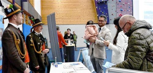 Neben einem Film, der die Schönheit der Landschaft zeigte, gab es auch ausführliche Informationen, zum Beispiel am Stand der Gebirgsschützenkompanie.Foto Ammelburger