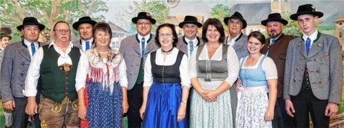 Neuaufgenommene und Jubilare wurden bei der Oberlandler-Versammlung geehrt. Foto re