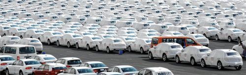 Neufahrzeuge von Audi und VW stehen zur Verschiffung auf dem VW-Autoterminal in Emden bereit. Umsatzeinbrüche und Stellenabbau machen der Branche zu schaffen: Die deutsche Automobilindustrie steckt in der Krise und das betrifft auch Deutschlands Chemie- und Zulieferbetriebe. Foto dpa