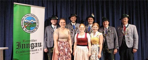 Neuwahlen bei den Gaujugendleitern, Gauvorplattlern, Gaudirndlvertreterinnen und Gautanzwarten: (von links) Zweiter Gaujugendleiter Rupert Mehringer, Gaujugendleiterin Johanna Schweinsteiger, Zweiter Gauvorplattler Rupert Treml, Zweite Gaudirndlvertreterin Kathrin Brem, Gautanzwart Sebastian Gaar, Gaudirndlvertreterin Johanna Wagner, Gauvorplattler Sepp Bauer mit Gauvorstand Pankraz Perfler.Fotos re