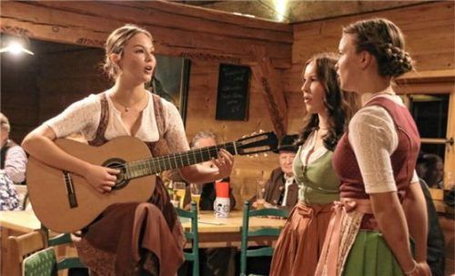 Nicht nur fesch, auch hochmusikalisch: die Hacher Dirndl – Verena, Katrin und Marlies Hacher beim Herbsthoagartn im Hilgerhof.