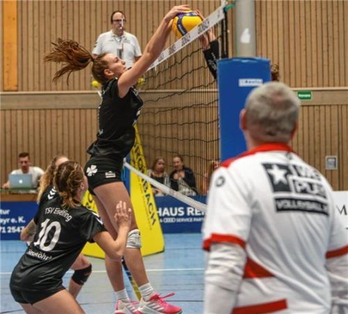 Niki Sabathiel, hier beim Blocken, und der TSV Eiselfing führen die Regionalliga an.Foto re