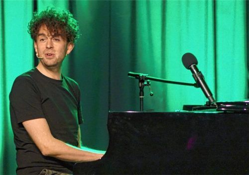 Ob wissenschaftliches Kalkül oder pure Begabung, die Lieder des studierten Musikpädagogen sind nicht nur witzig, sondern regen auch zum Mitmachen an. Foto becker