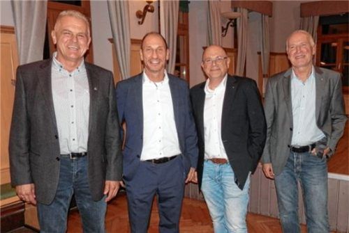 Obermeister Anton Hudlberger (von links) dankte den beiden Firmeninhabern Wolfgang Leiß-Maier und Franz Leiß-Huber für die Betriebsbesichtigung sowie Heinz Kelm vom Fachverband Metall Bayern für Informationen zur Innungsmitgliedschaft. Foto Maier