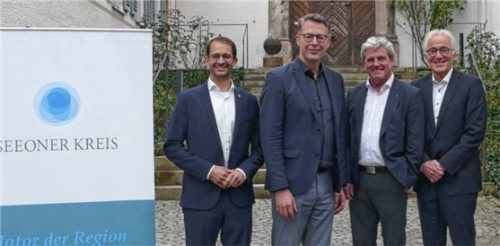 Optimismus auch in der Krise: (von links) Rosenheims Oberbürgermeister Andreas März, Bayerns Wissenschaftsminister Markus Blume, Heinrich Köster und Gerald Rhein vom „Seeoner Kreis“. Foto Schubert