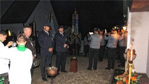 Ortsvereine und Bürger aus Kematen und Dettendorf gedachten der gefallenen und verstorbenen Opfer beider Weltkriege sowie von Terror und Gewalt. Foto  Strim