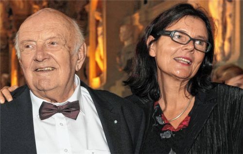 Otfried Preußler und Dr. Susanne Preußler-Bitsch 2010 bei der Verleihung des Maximiliansordens an den erfolgreichen Kinder- und Jugendbuchautor. Foto dpa
