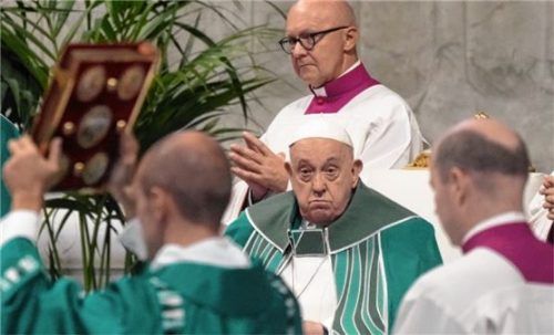 Papst Franziskus leitet eine Messe zum Abschluss der zweiten Sitzung der 16. Generalversammlung der Bischofssynode im Petersdom im Vatikan. Foto dpa