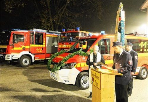 Pfarrer Domkapitular Wolfgang Schlichting segnete das neue Mehrzweckfahrzeug der FFW Pang – die Fürbitten dazu las Löschmeister Michael Kaffl. Fotos Knarr