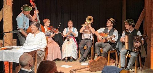 Preisgekrönt ist die Saitenstraßen-Musi. Elisabeth Kronsteiner (vorne) las zwischen den Musikstücken heitere und nachdenkliche Anekdoten.Foto Deindl