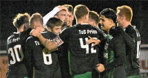 Prien feiert: Mit einem Sieg vor eigenem Publikum schöpft der Turn- und Sportverein Hoffnung für die Rückrunde. Foto Franz Ruprecht