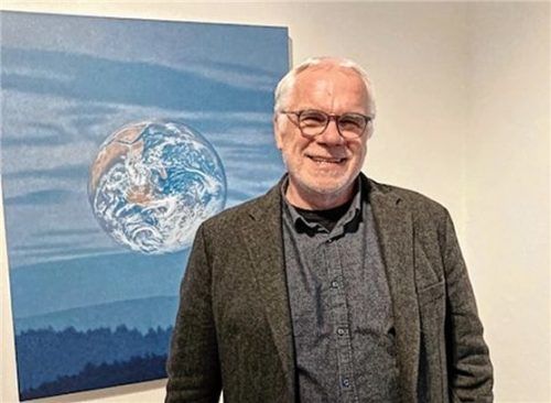 Quint Buchholz vor seinem Bild „Abendhimmel“, 2023, Acryl auf Leinwand. Foto Re