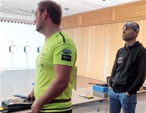 Rettenbachs Matthias Meisinger (gelbes Trikot) und Jan Wagner beim Stechschuss. Das ging zugunsten der SG 1883 Ebersdorf aus.Foto Repro kg