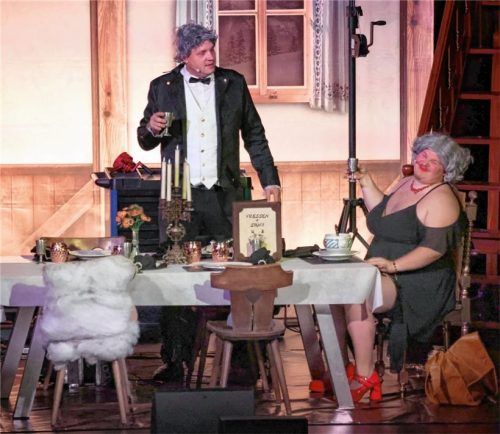 Robert Ehlis alias „Da Bobbe“ spielte den Diener, Thomas Willibald alias „Addnfahrer“ die Gräfin. Foto Seitz