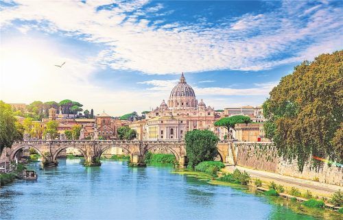 Rom ist immer eine Reise wert: Die Kulisse des Petersdoms vom Tiber aus. Fotos Panthermedia/Jan Wachala/Givaga/TTSTudio, Imago/Shotshop/Abacapress