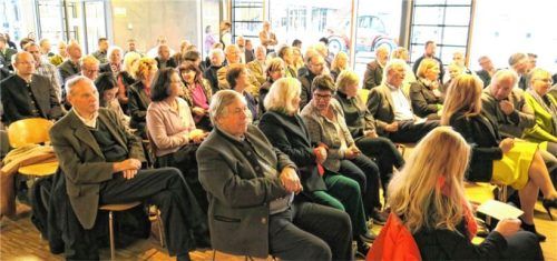 Rund 200 geladene Gäste verfolgten in der Mensa die interessante Podiumsdiskussion.