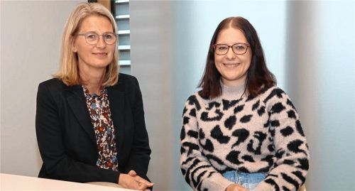 Sabine Stelzmann (links), Leiterin des Jugendamts Rosenheim, und Roxanne Scheurl, Abteilungsleiterin für die Bereiche Jugend, Familie, Soziales und Kommunales im Landratsamt Rosenheim, sprechen über das Findelkind aus Bad Aibling. Foto Landratsamt Rosenheim
